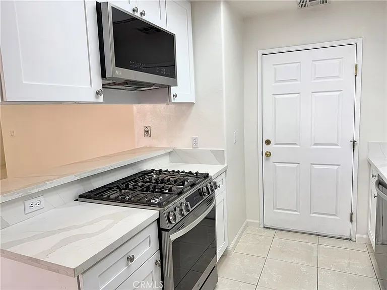 18319 Hart St #3 — Photo 8