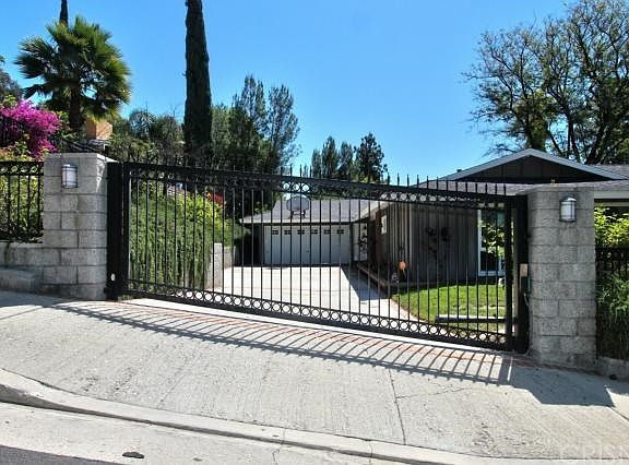 4th image of 8484 Farralone Ave