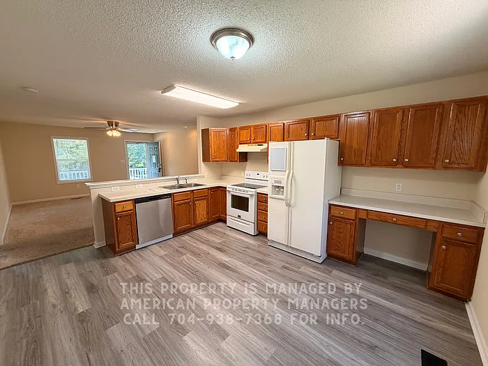 901 Hoke St — Photo 4