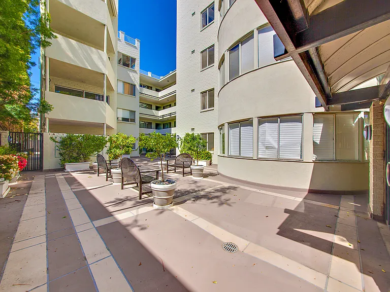 Oakhurst Moderne — Photo 13