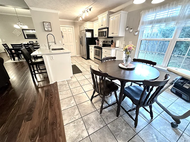 877 Tyler Woods Dr — Photo 8