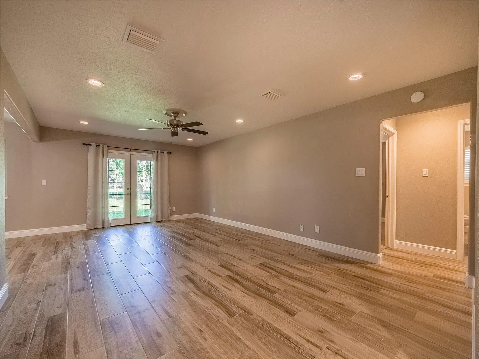 3 bed, 2.0 bath, 1132 sqft, $2,100 — Photo 2