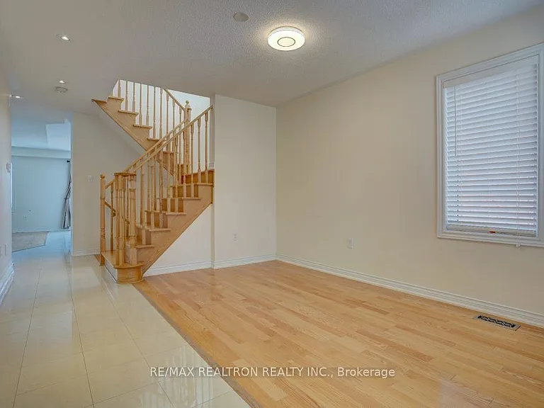 21 Shapland Cres — Photo 3