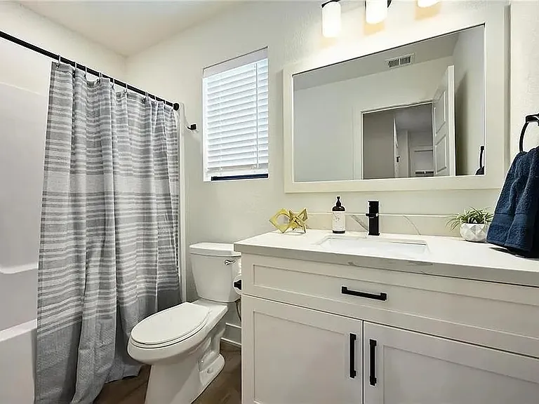 secondary bath upstairs

Photos are representative and finishes or layouts may vary slightly by unit.