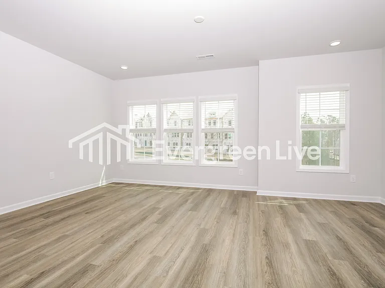 542 Hodge Rd — Photo 3