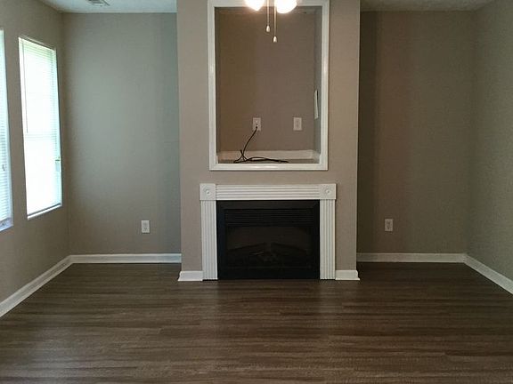 3rd image of 143 Chaucer Ln