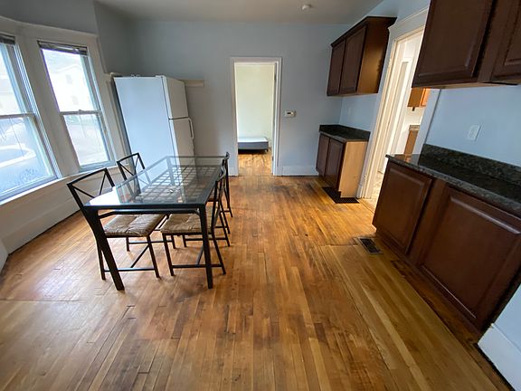 3rd image of 510 Benjamin St