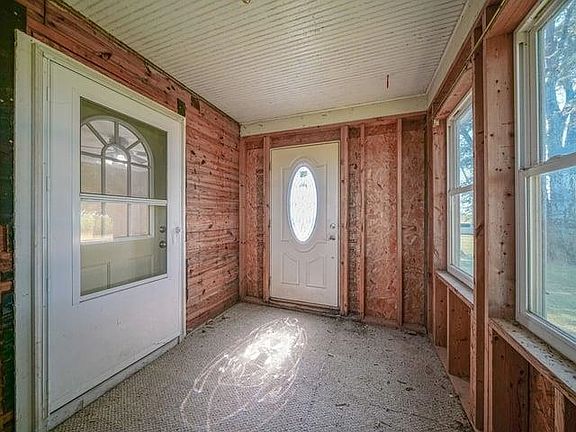 4th image of 927 N Valentine Rd