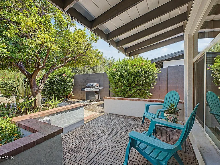 2727 E Montecito Ave — Photo 2