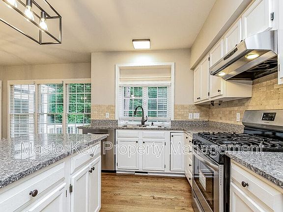 3rd image of 105 Woodshire Ln