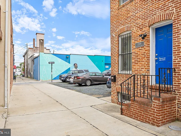 2209 Mullikin St — Photo 2