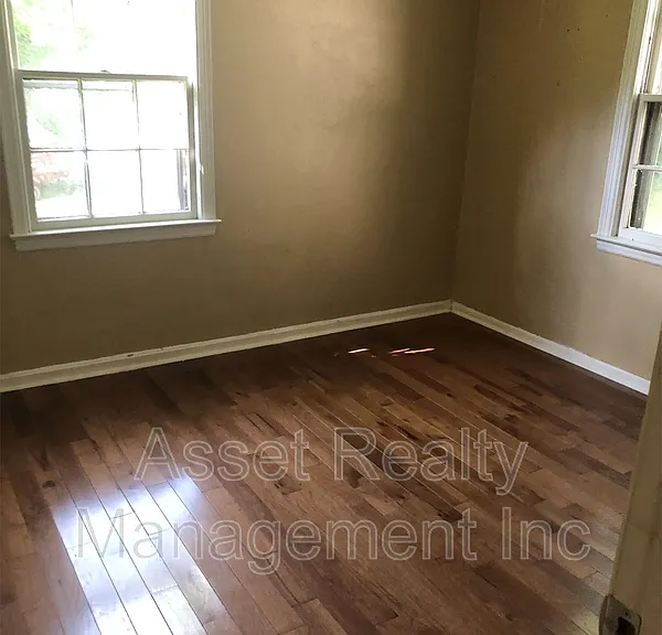 2315 Greenfield Ln — Photo 5