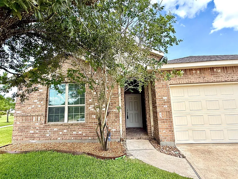 23603 Legano Dr — Photo 2