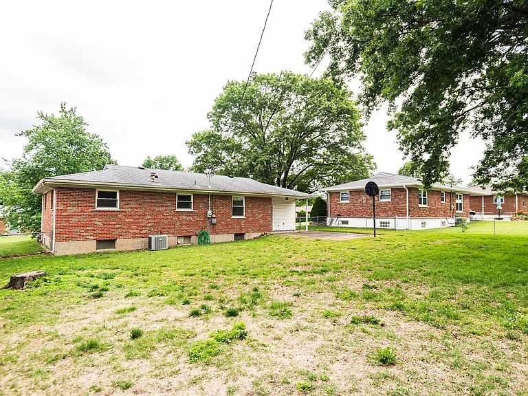 201 Bridgeview Ln — Photo 6