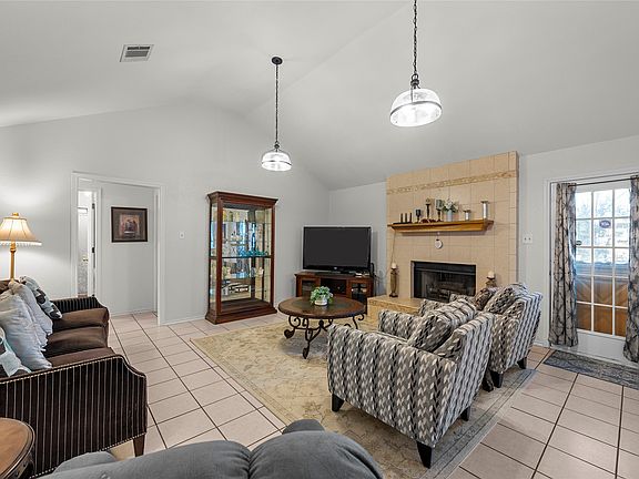 4th image of 10608 Lone Star Dr