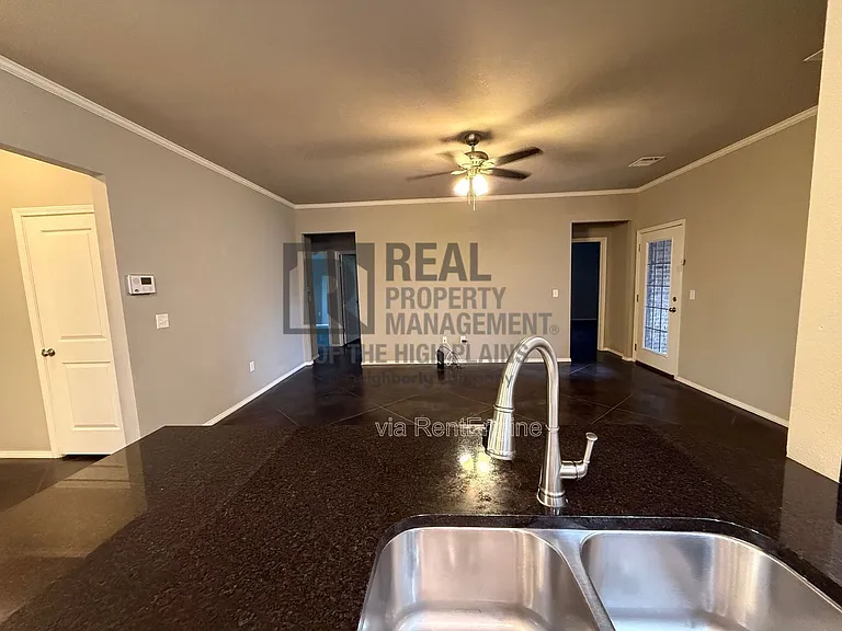 7620 Legacy Pkwy — Photo 8