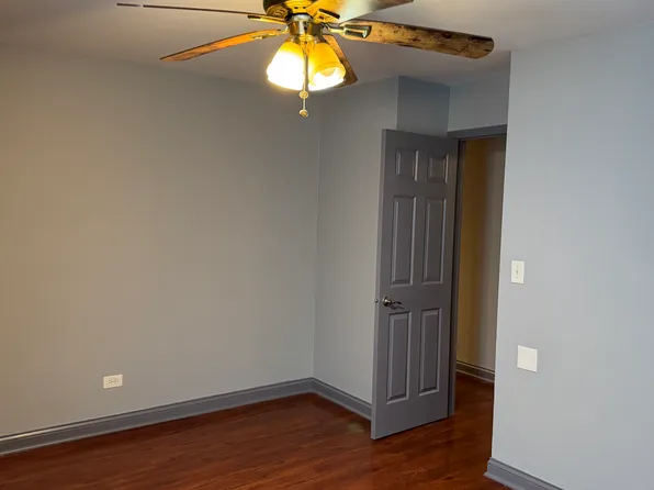 9S060 Lake Dr APT 12-102, Willowbrook, IL 60527