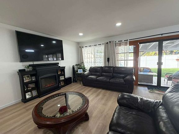 4th image of 6601 Woodlake Ave