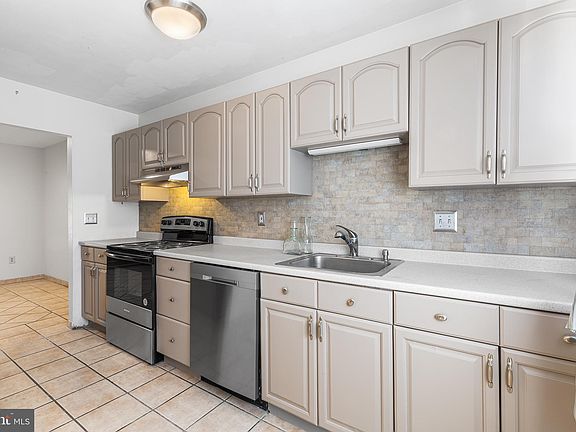 3rd image of 529 W Marshall St