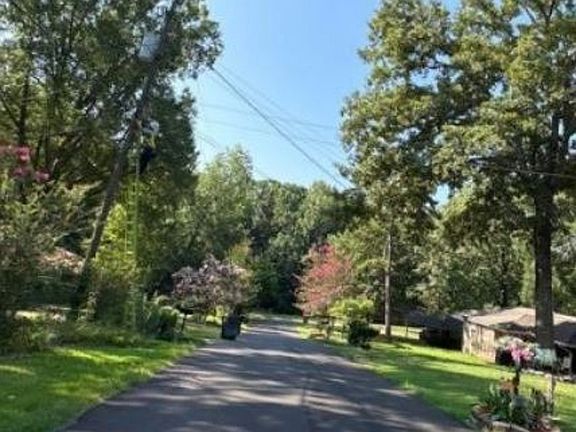 Exterior Neighborhood (street photo)