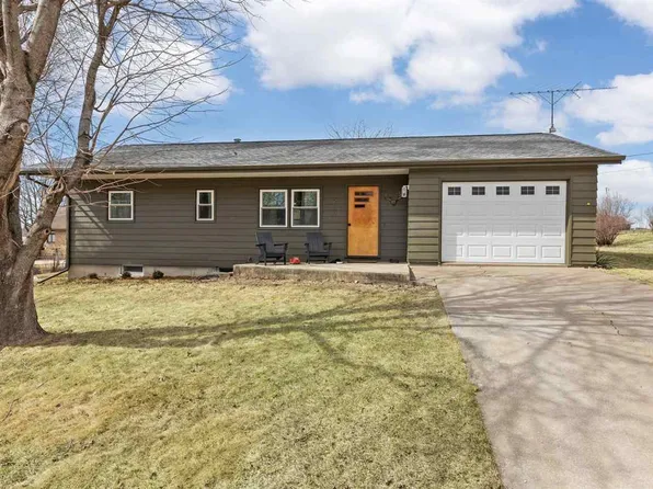 905 7th St, Kalona, IA 52247