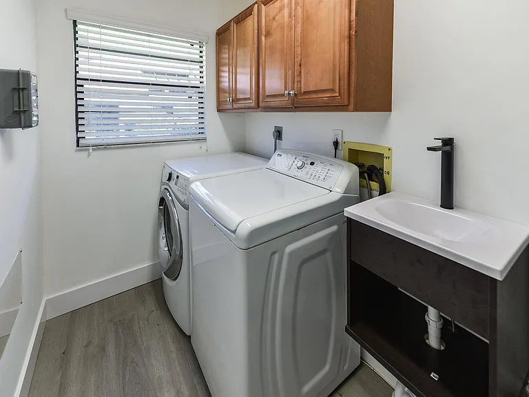3185 Saint James Dr — Photo 29