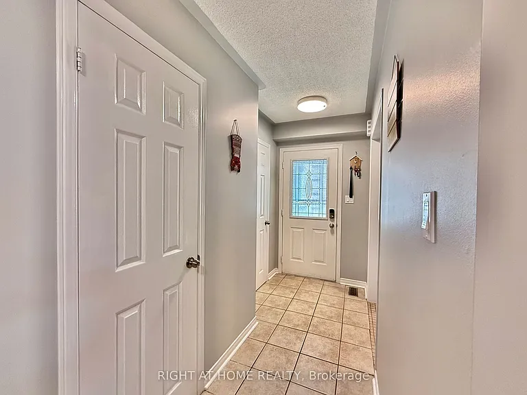 569 Walpole Cres — Photo 3