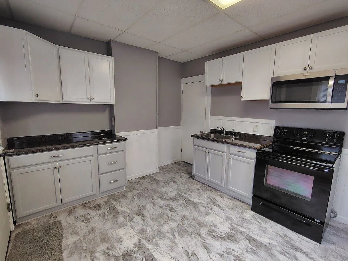 3 bed, 1.0 bath, 1200 sqft, $1,200 — Photo 2