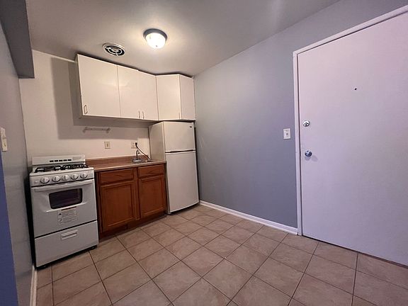 4th image of 1456 N Farwell Ave APT 26