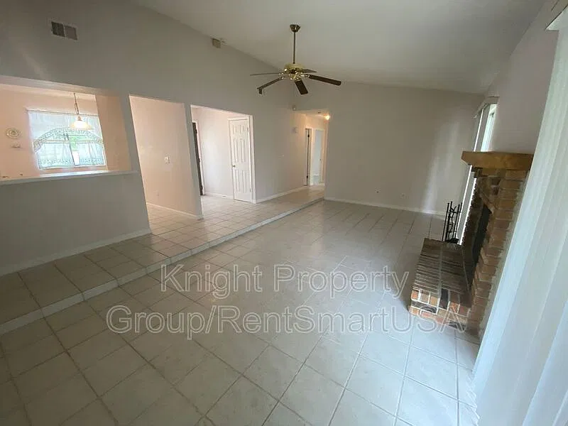 4 bed, 2.0 bath, 1380 sqft, $2,095 — Photo 3