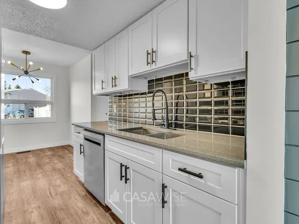 8 Lakewood Vlg NW, Edmonton, AB T6K 2B3