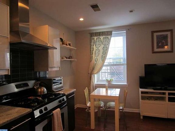 3rd image of 1343 Lombard St #C
