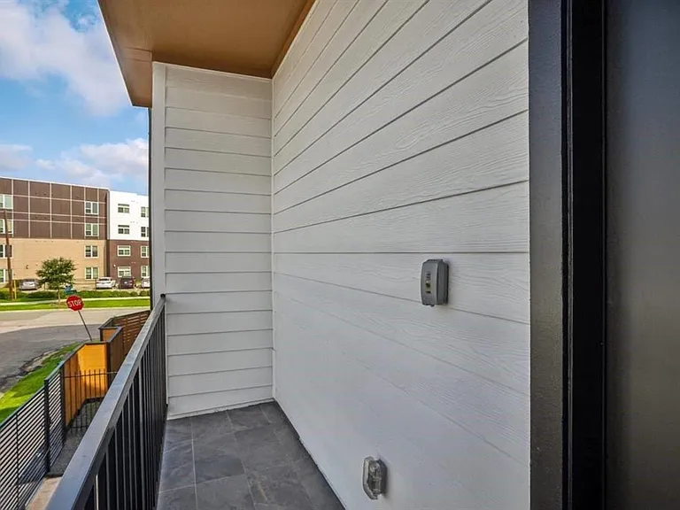 2339 Eagle St — Photo 16
