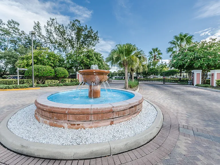 251 Pompano Dr SE #D — Photo 1