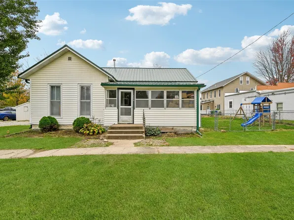 608 E Washington St, Center Point, IA 52213