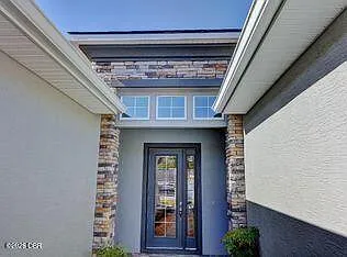 3 bed, 3.0 bath, 2056 sqft, $2,600 — Photo 2