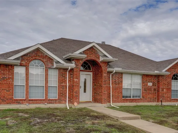 2215 W Thoroughbred Dr, Lancaster, TX 75146