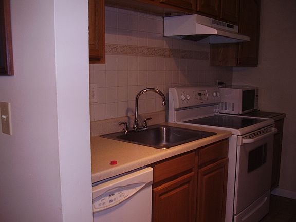 5th image of 30 Point Of Woods Dr