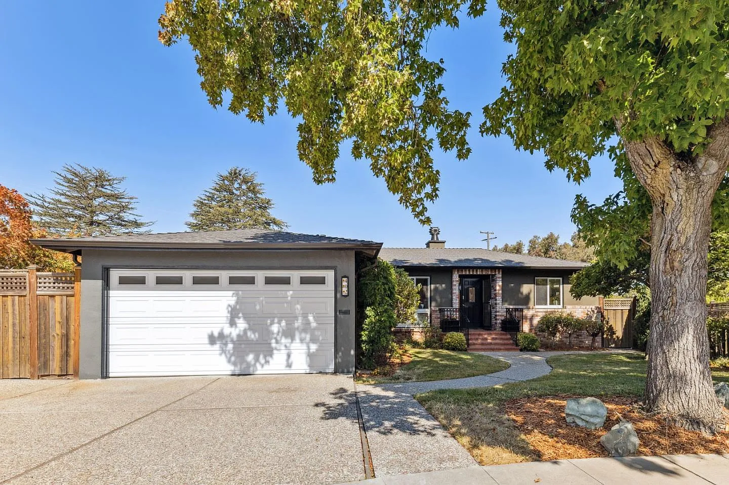 402 Heather Ln photo 1