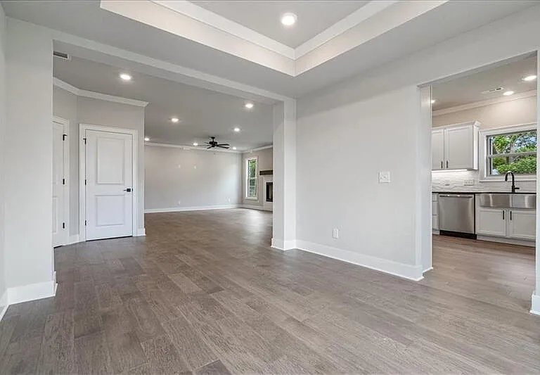 1605 S 23rd Pl — Photo 8