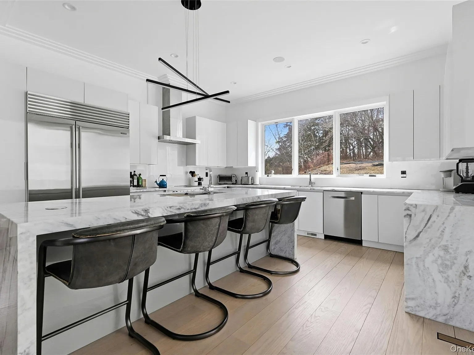 4 bed, 3.5 bath, 4700 sqft, $30,000 — Photo 4
