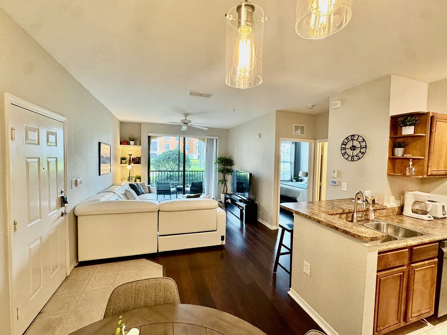 1 bed, 742 sqft, $2,000 — Photo 2