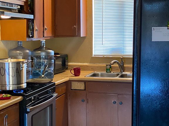 4th image of 912 Whittier Ave