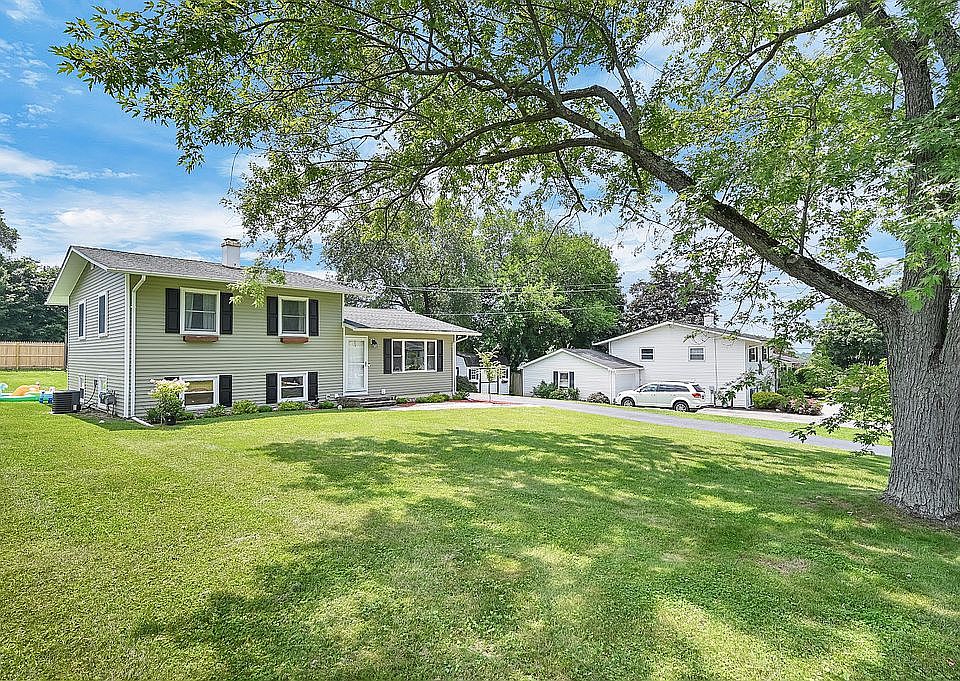 1st image of 3 Crestwood Ct