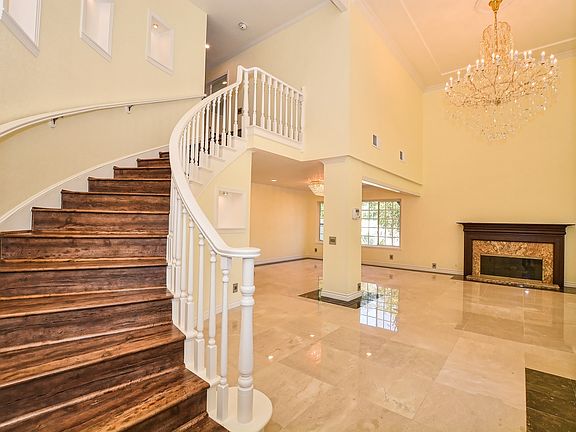 2nd image of 1575 Ashwood Ct
