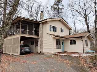 410 Maple Ridge Dr, Lords Valley, PA 18428