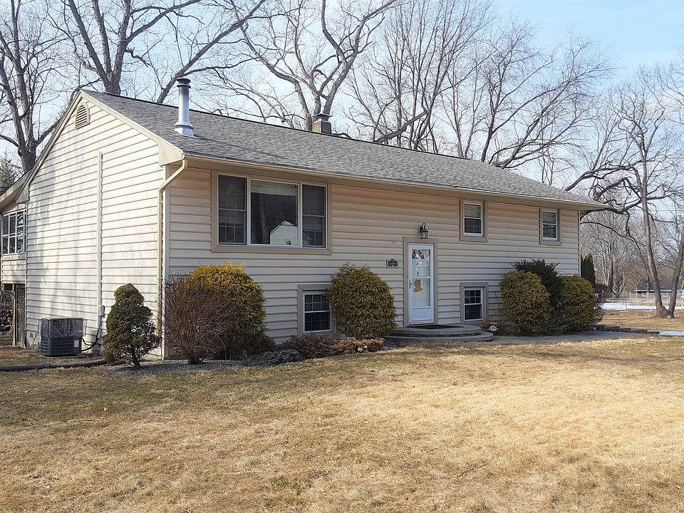 1st image of 15 Lakeview Dr