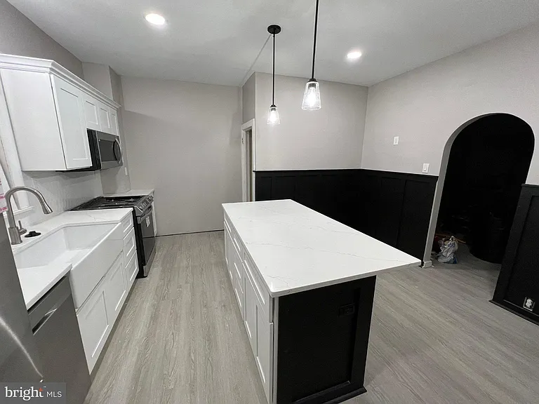 6400 Oxford Ave — Photo 3