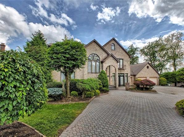 410 Lorenzo Ln, Irwin, PA 15642