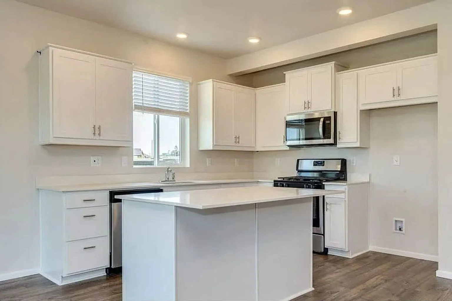 274 Greencrest St NE — Photo 3